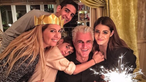 Η Έλενα Μακρή με τον Αντώνη Λυμπέρη και τα παιδιά τους