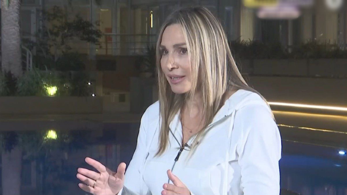 Η Ελένη Πετρουλάκη μιλάει στην κάμερα