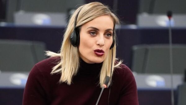 Ελεονώρα Μελέτη – Κατέθεσε ερώτηση στην Ευρωβουλή με αφορμή τον Αστυνομικό της Βουλής και τη γυναικοκτονία στους Αμπελόκηπους