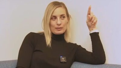 Η Ελεονώρα Μελέτη σε γκρι φόντο