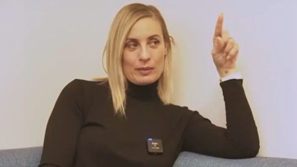 Η Ελεονώρα Μελέτη σε γκρι φόντο