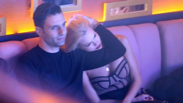 Βίκυ Κάβουρα & Γιώργος Τζαβέλλας: «Κούρνιασαν» αγκαλιά στην πρόσφατη έξοδό τους