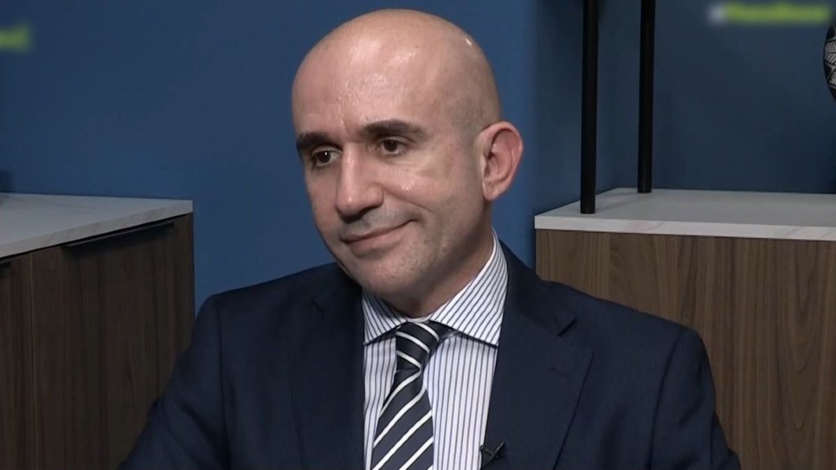 O Γρηγόρης Λέων μιλάει στην κάμερα