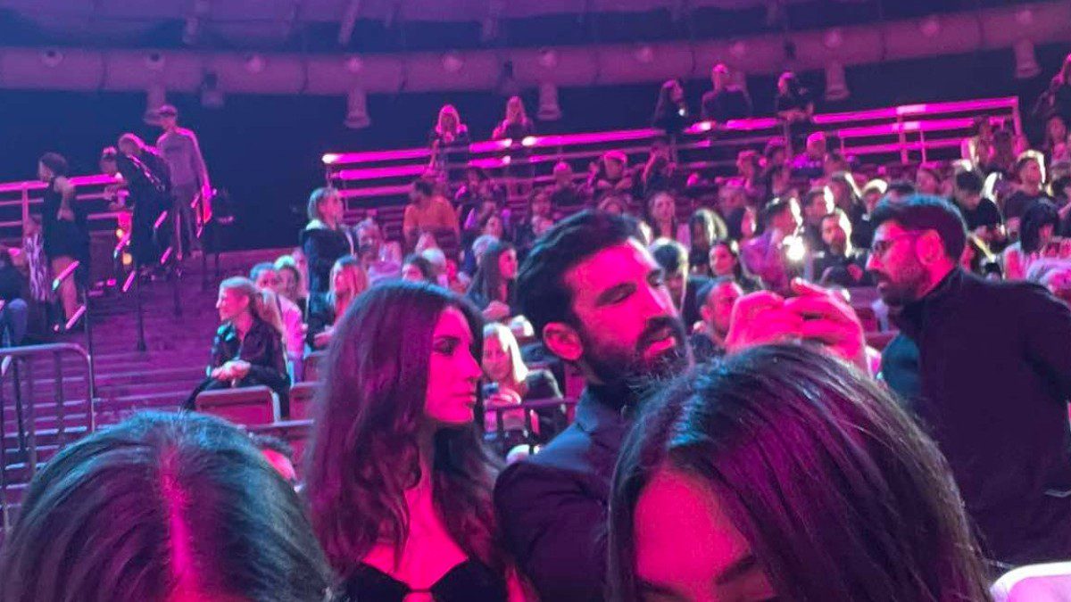 Ηλίας Γκότσης: Mε γοητευτική συντροφιά στις εξέδρες του MadWalk (Αποκλειστικές φωτογραφίες)