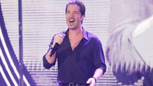 Ο Νίκος Οικονομόπουλος στη σκηνή