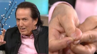 Ο Πασχάλης δείχνει το δάχτυλό του