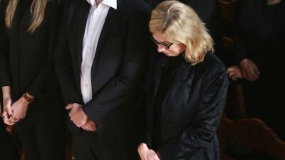 Η σύζυγος του Κώστα Χαρδαβέλλα στην κηδεία του