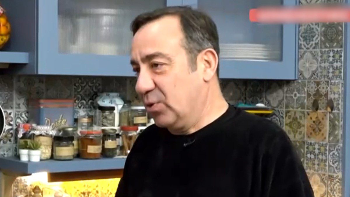 Ο Σωτήρης Καλυβάτσης μιλάει στο πλατό του Action 24