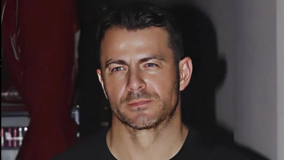 Ο Γιώργος Αγγελόπουλος ποζάρει στην κάμερα