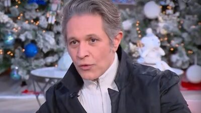 Ο Αιμίλιος Χειλάκης στον καναπέ του mega