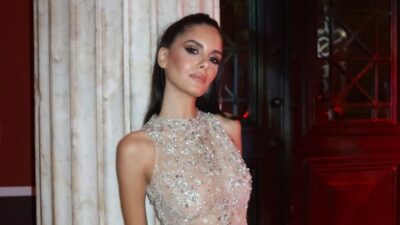 Η Αλεξάνδρα Νίκα με φόντο μία κολώνα