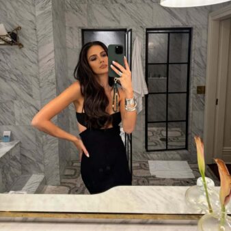 H Αλεξλάνδρα Νίκα με μαύρο βραδινό φόρεμα βγάζει selfie