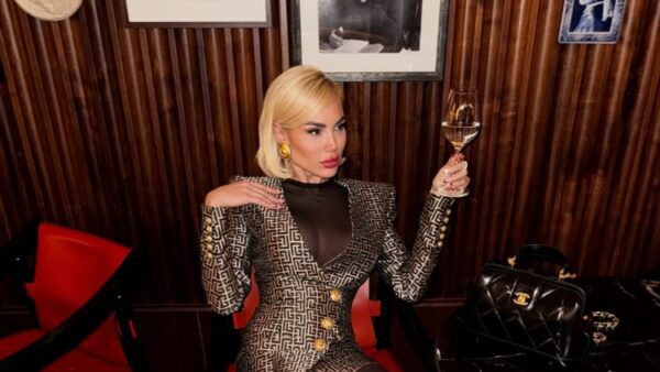 Η Αλεξάνδρα Παναγιώταρου με κρασί στο χέρι