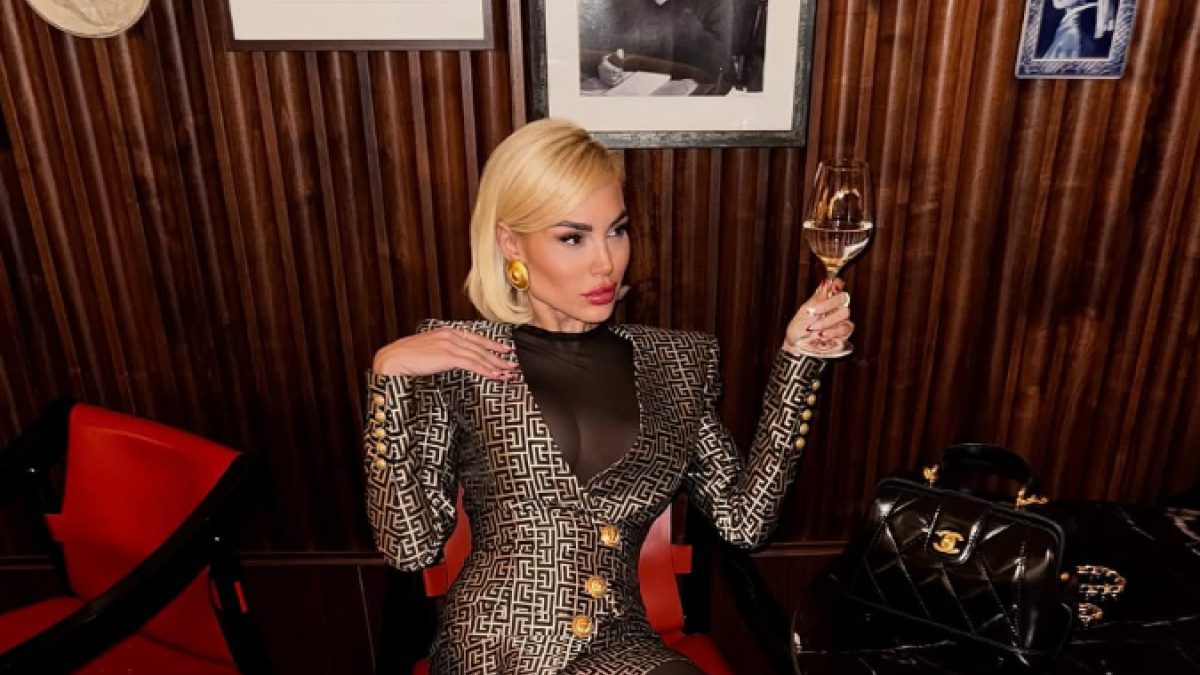 Η Αλεξάνδρα Παναγιώταρου με κρασί στο χέρι