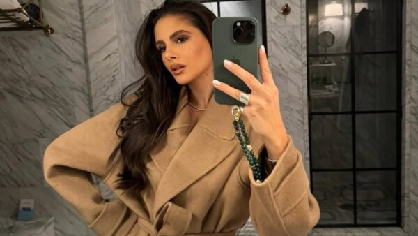 Η Αλεξάνδρα Νίκα με καμηλό παλτό