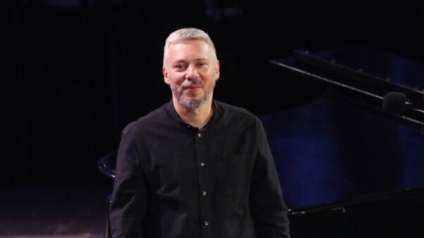 Ο Αλκίνοος Ιωαννίδης στη σκηνή