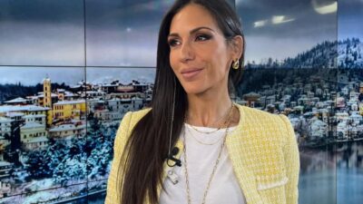 Η Ανθή Βούλγαρη με κίτρινο σακάκι