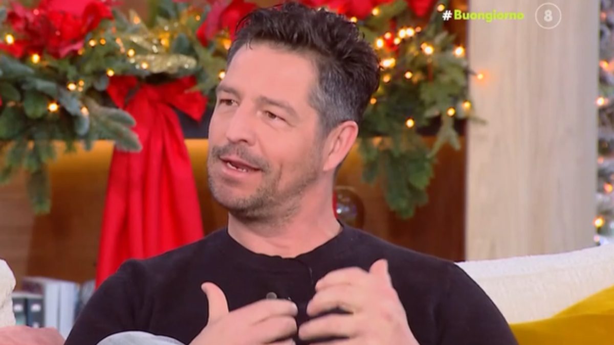 Ο Απόστολος Ρουβάς στο πλατό του mega