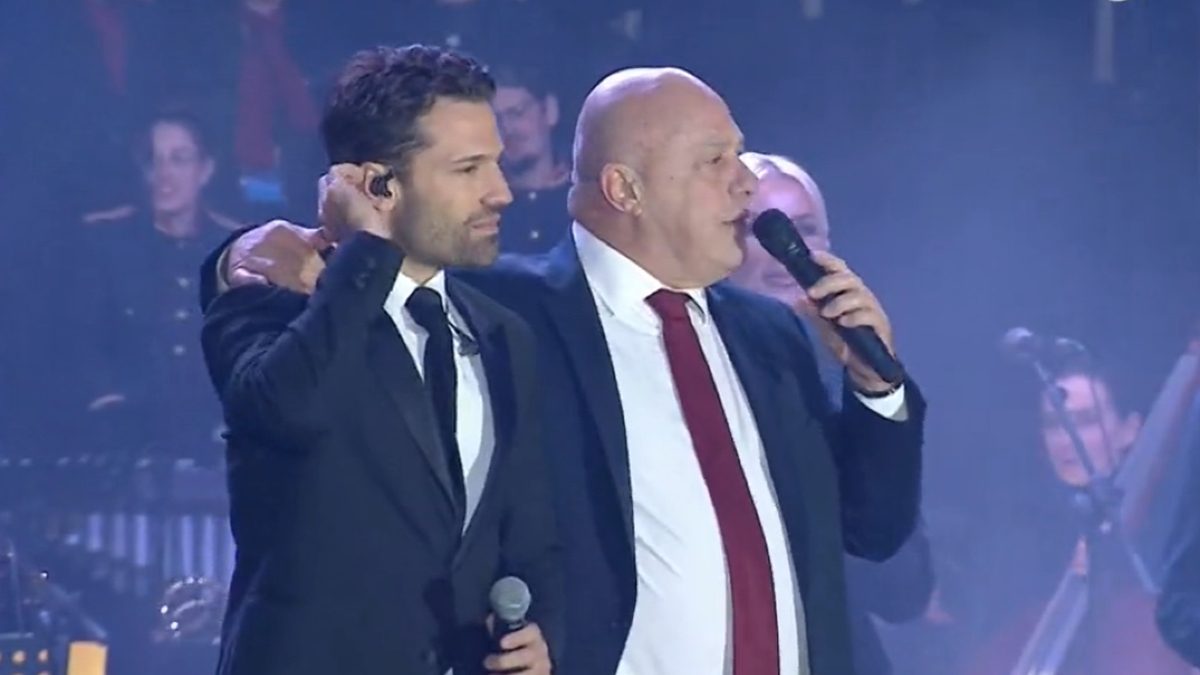 Ο Κωνσταντίνος Αργυρός και ο Αχιλλέας Μπέος αγκαλιά