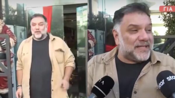 Ο Γρηγόρης Αρναούτογλου έξω από κτήριο