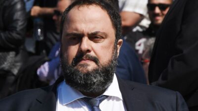 Ο Βαγγέλης Μαρινάκης στην κηδεία του Στέλιου Σκλαβενίτη.