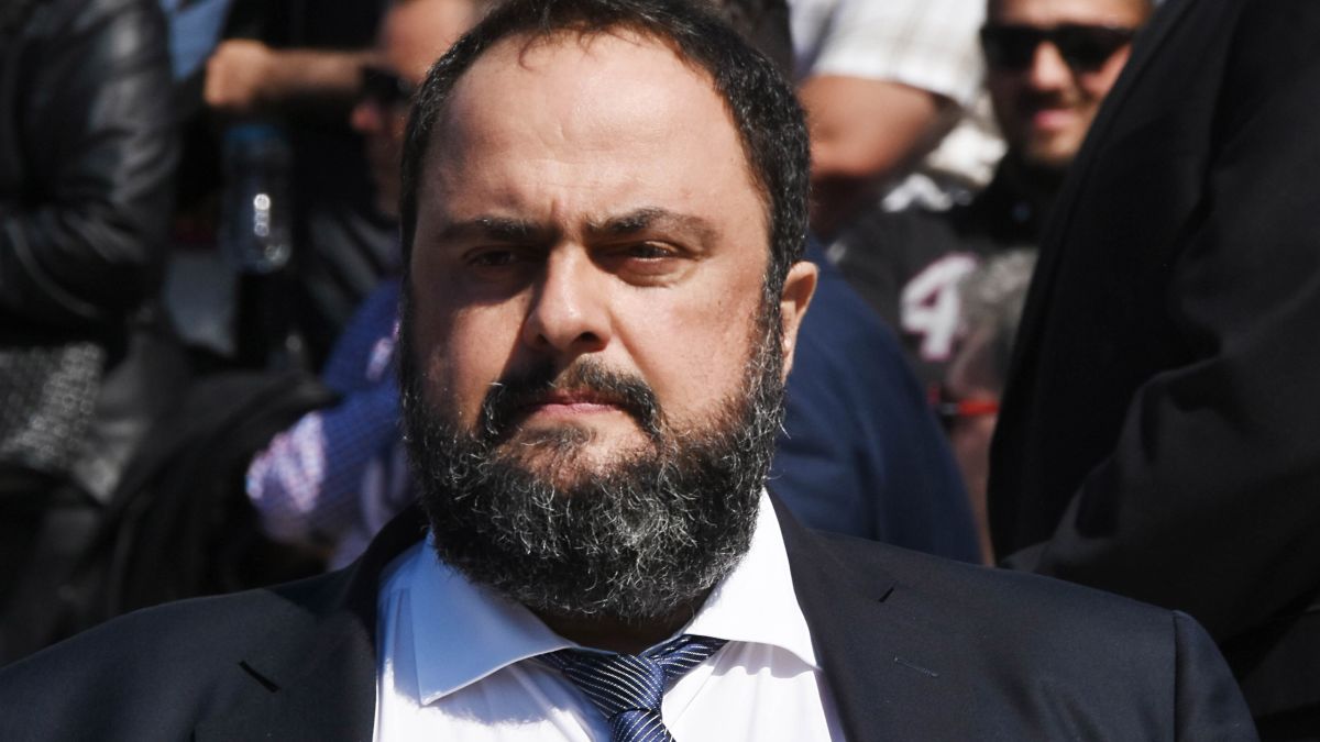 Ο Βαγγέλης Μαρινάκης στην κηδεία του Στέλιου Σκλαβενίτη.