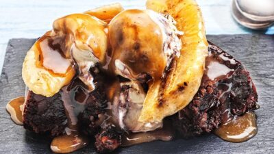 Το θεικό γλυκό της Αργυρώς Μπαρμπαρίγου με μπανάνα σλπιτ και μπράουνις