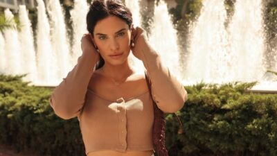 Η Χριστίνα Μπόμπα με πλεκτό μπεζ πουλόβερ στην Αθήνα