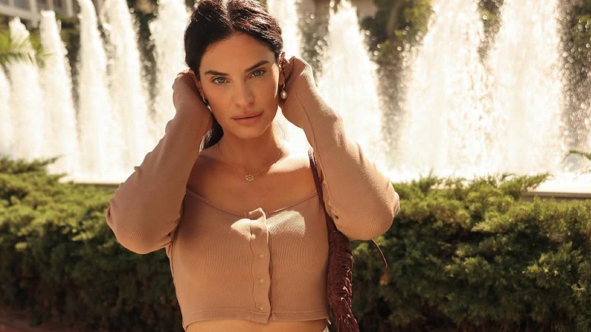 Η Χριστίνα Μπόμπα με πλεκτό μπεζ πουλόβερ στην Αθήνα