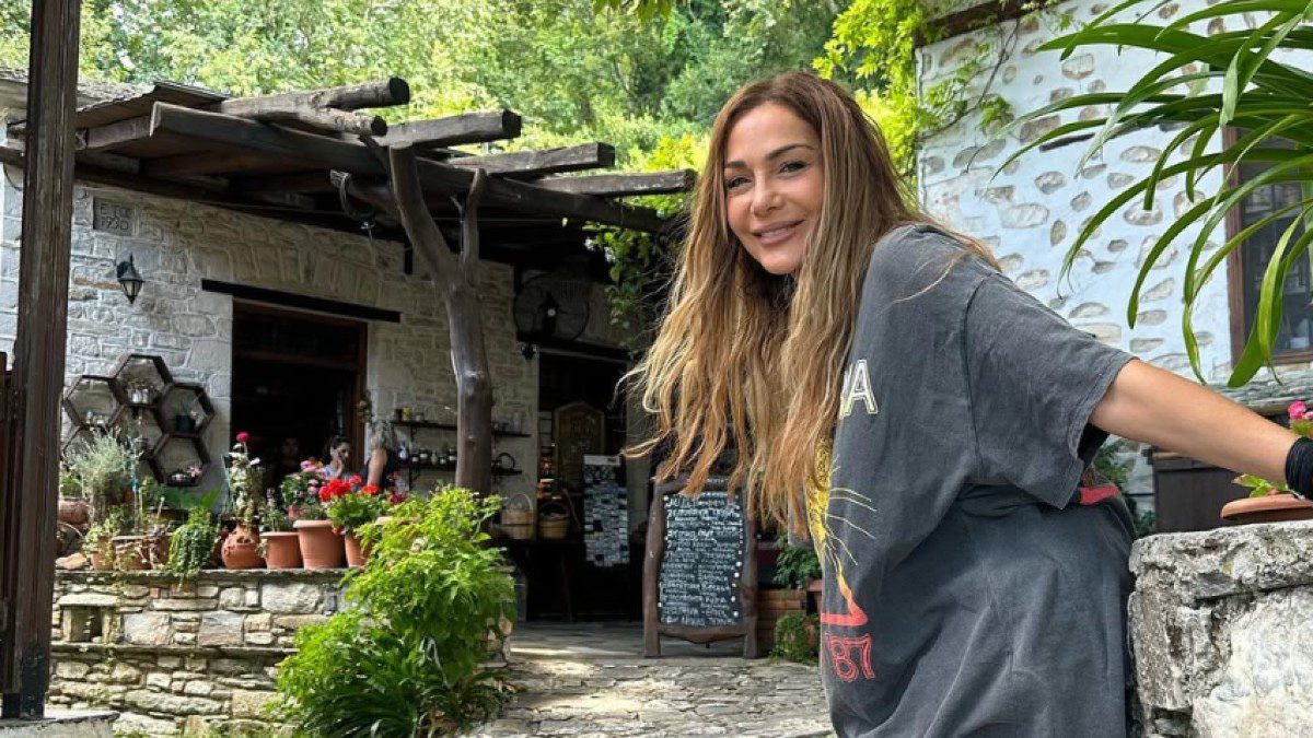 Η Δέσποινα Βανή σε μαγαζί στη φύση