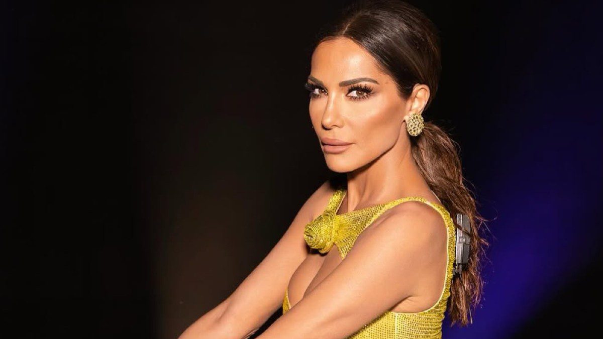 Η Δέσποινα Βανδή με κίτρινο φόρεμα