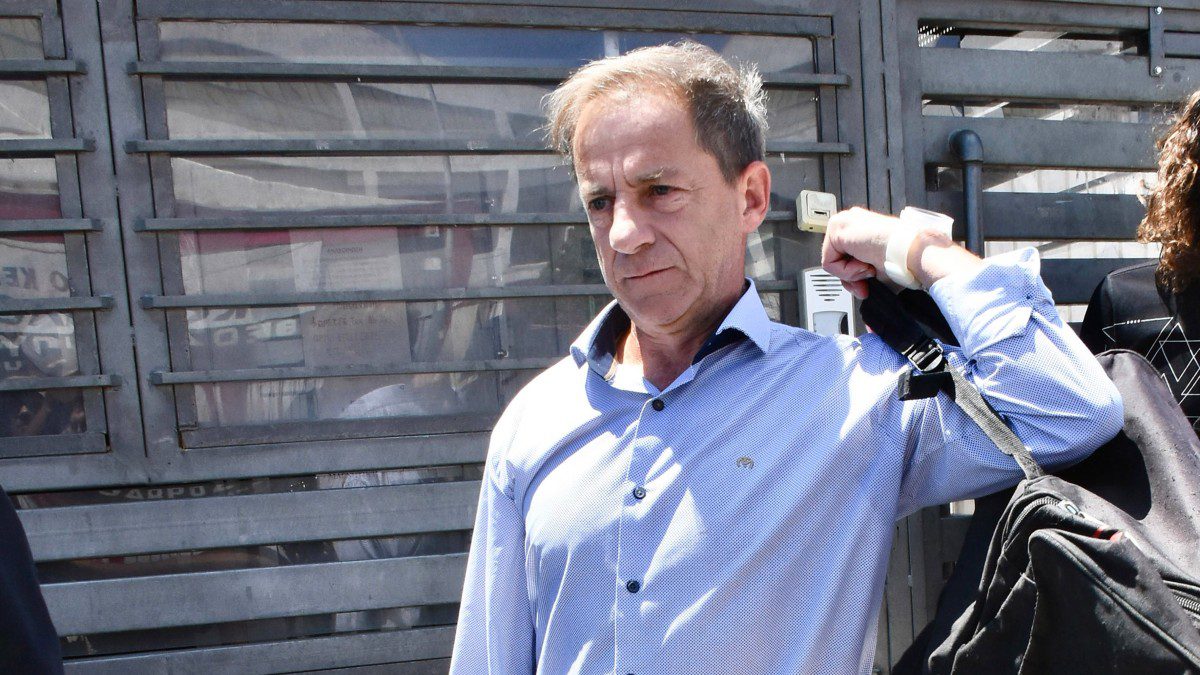 Ο Δημήτρης Λιγνάδης με σακίδιο στο χέρι