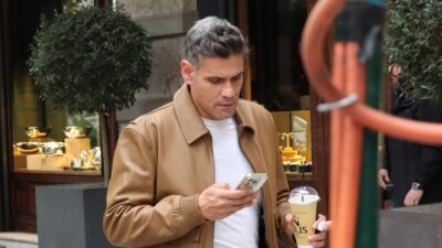 Ο Δημήτρης Ουγγαρέζος με το κινητό στο χέρι στο κέντρο της Αθήνας