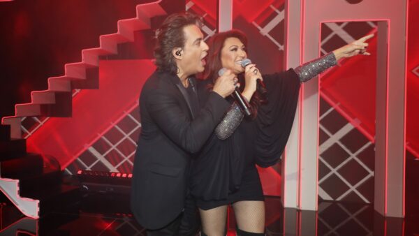 Η Καίτη Γαρμπή και ο Διονύσης Σχοινάς πάνω στη σκηνή.