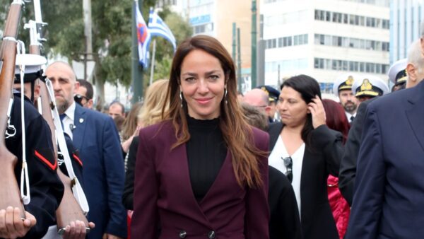 Η Δόμνα Μιχαηλίδου με βυσσινί κοστούμι