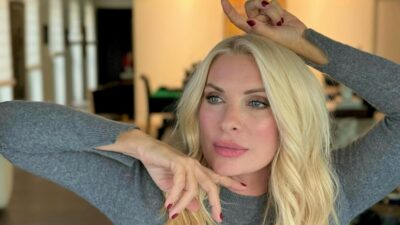 Η Ελένη Μενεγάκη με γκρι μπλούζα