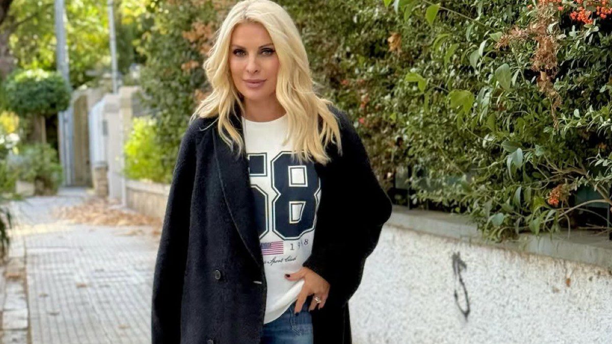 Η Ελένη Μενεγάκη με μαύρο παλτό και τζιν