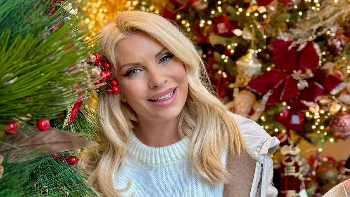 Η Ελένη Μενεγάκη μπροστά σε χριστουγεννιάτικο στολισμό