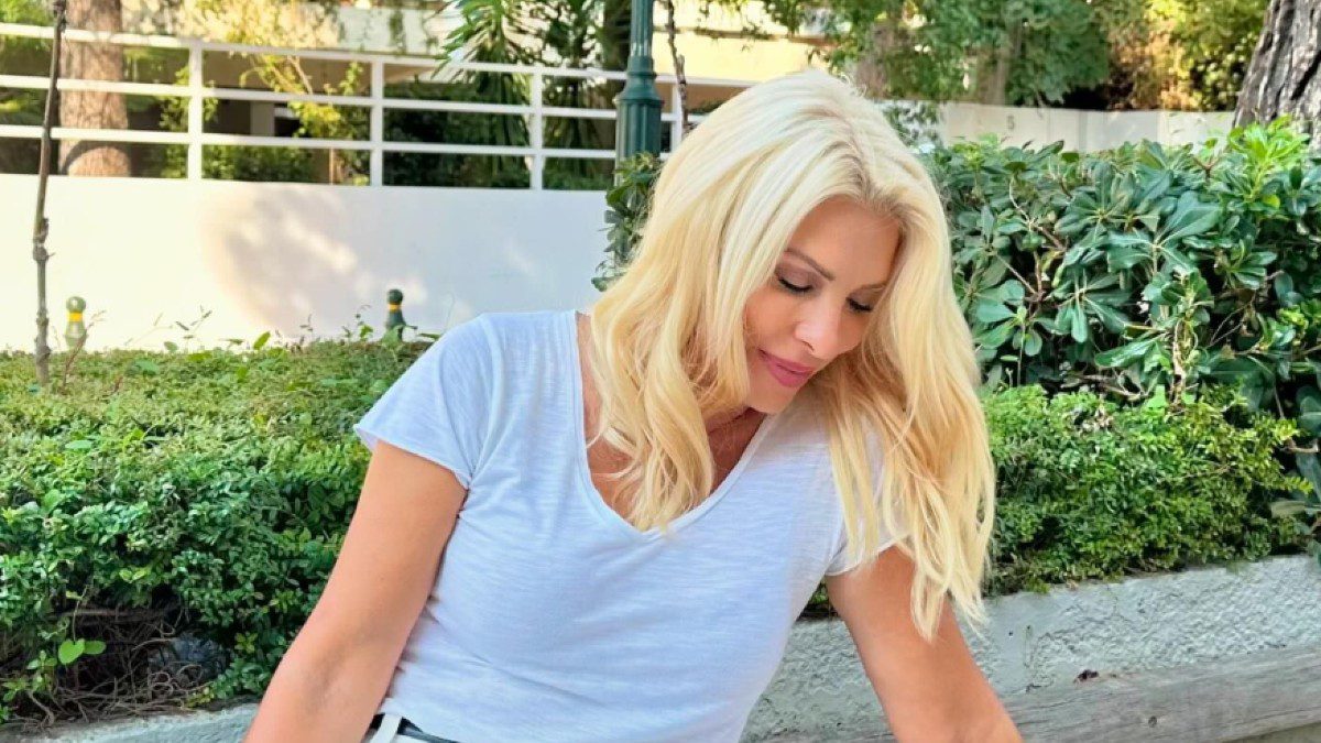 Η Ελένη Μενεγάκη στα λευκά σε βόλτα στη γειτονιά της