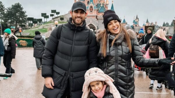 Ο Ετεοκλής Παύλου και η Ελένη Χατζίδου με την κόρη τους στο Instagram.