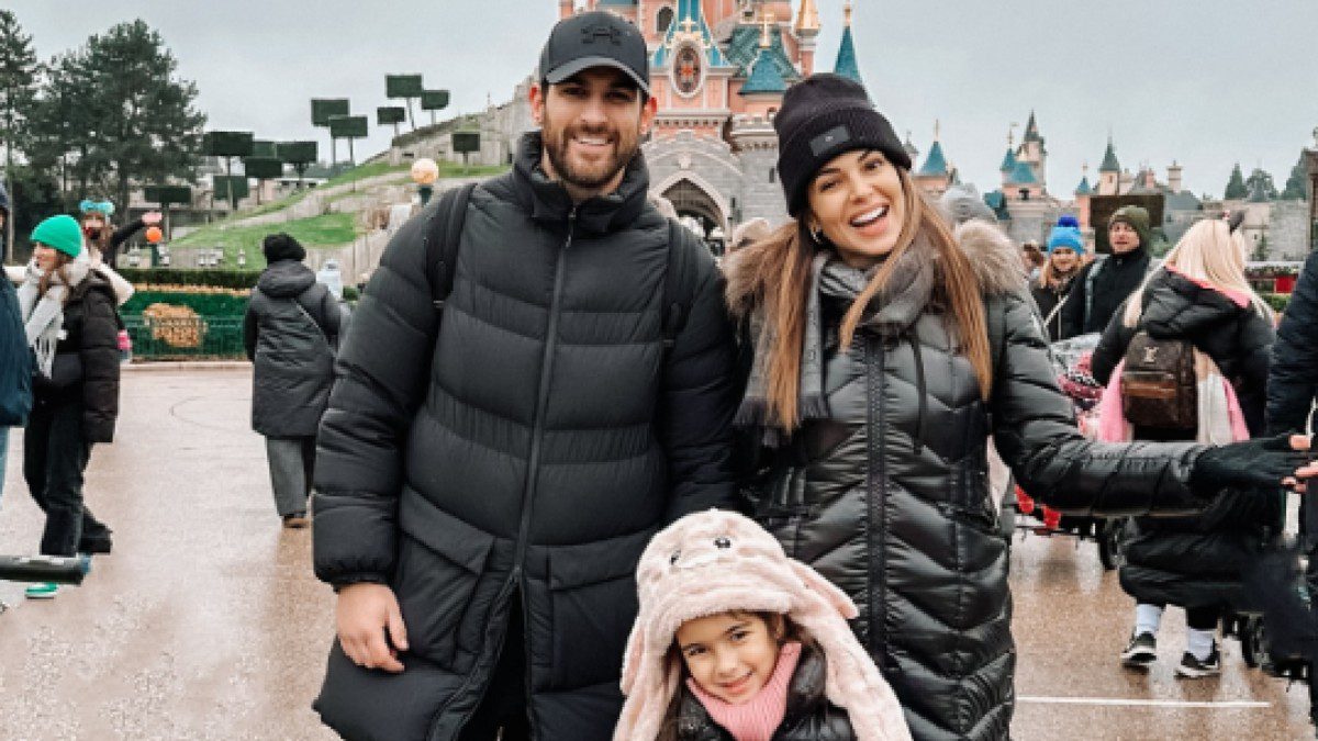 Ο Ετεοκλής Παύλου και η Ελένη Χατζίδου με την κόρη τους στο Instagram.