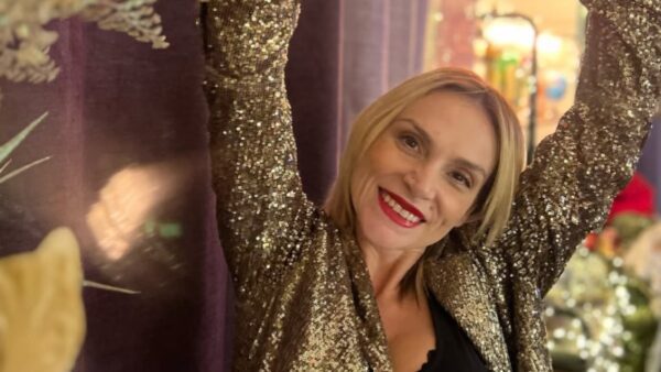 Η Ελεωνόρα Ζουγανέλη με παγετέ σακάκι