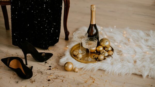 Ποτήρια με σαμπάνια και γόβες