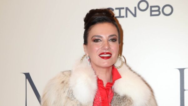 Η Φωτεινή Δάρρα με κόκκινο ρούχο και λευκή γούνα