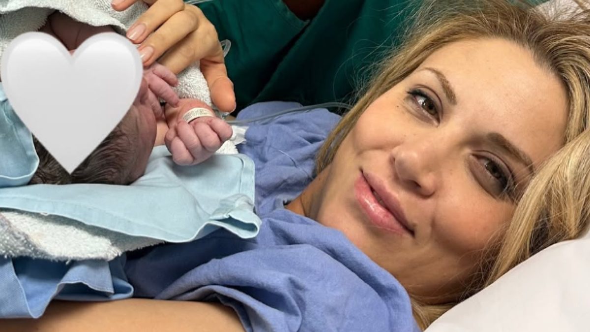 Η Φωτεινή Πετρογιάννη αγκαλιά με το μωρό της μετά τη γέννα