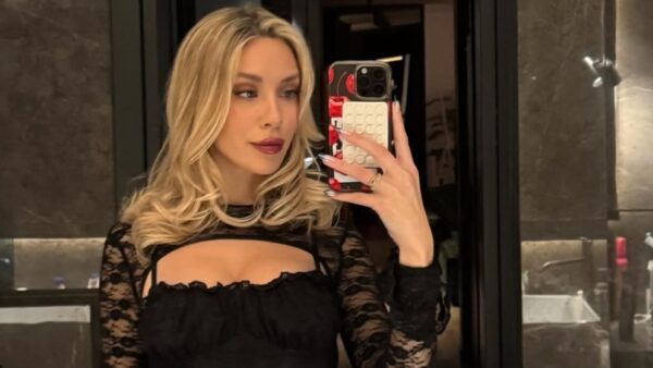 Η Γαρυφαλλιά Καληφώνη με μαύρο σύνολο