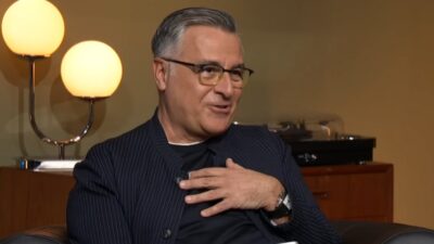 O Γιώργος Κουβαράς σε σαλόνι