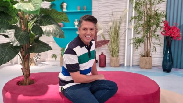 Ο Γιάννης Πουλόπουλος στο πλατό του Super Κατερίνα