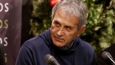 Ο Γιώργος Νταλάρας σε ομιλία.