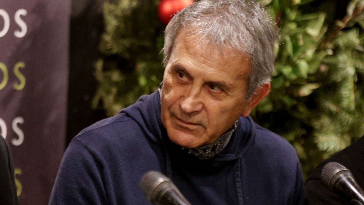 Ο Γιώργος Νταλάρας σε ομιλία.